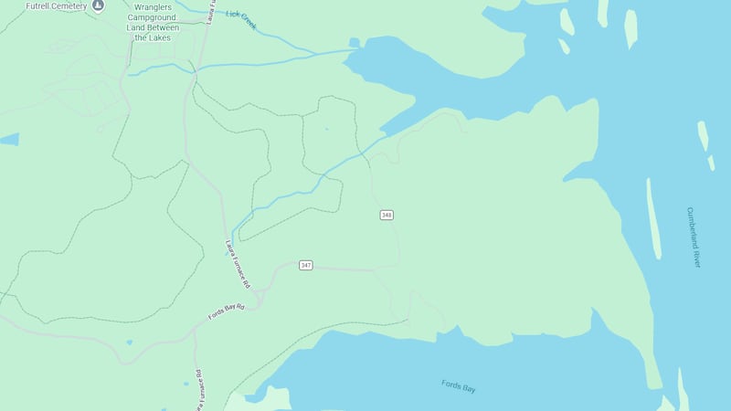 Los equipos de extinción lucharon contra un incendio forestal en el Área Recreativa Nacional...