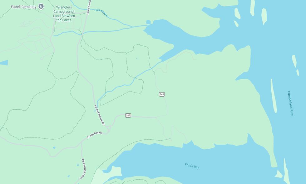 Los equipos de extinción lucharon contra un incendio forestal en el Área Recreativa Nacional...