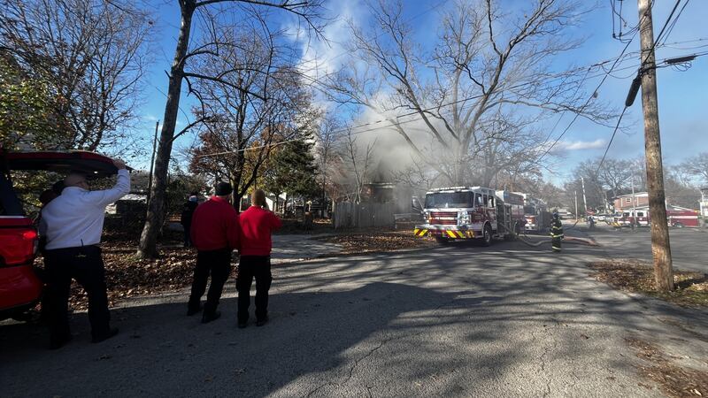 Bomberos están en la escena de una casa en fuego miércoles tarde, noviembre 26.