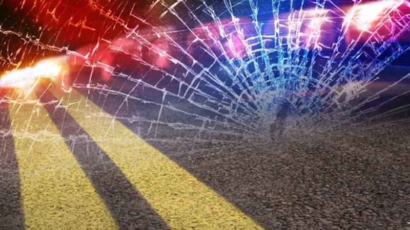 Los equipos se apresuraron a la escena de un accidente mortal de un solo vehículo en el...