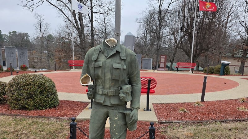 Dos adolescentes se enfrentan a cargos después de que los agentes descubrieran actos de...