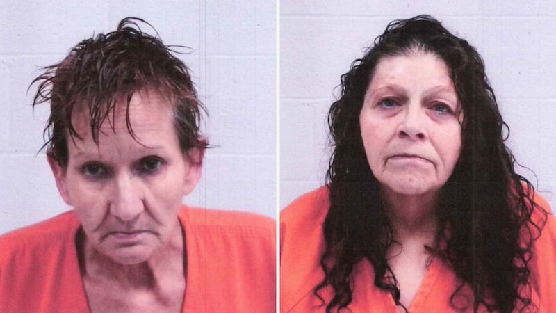 Sharon Foster (izquierda) y Tracy Boyd (derecha) fueron detenidas por varios delitos...