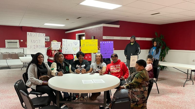 Jones reunió a varias familias para mostrar su apoyo a los jóvenes detenidos durante lo que la...