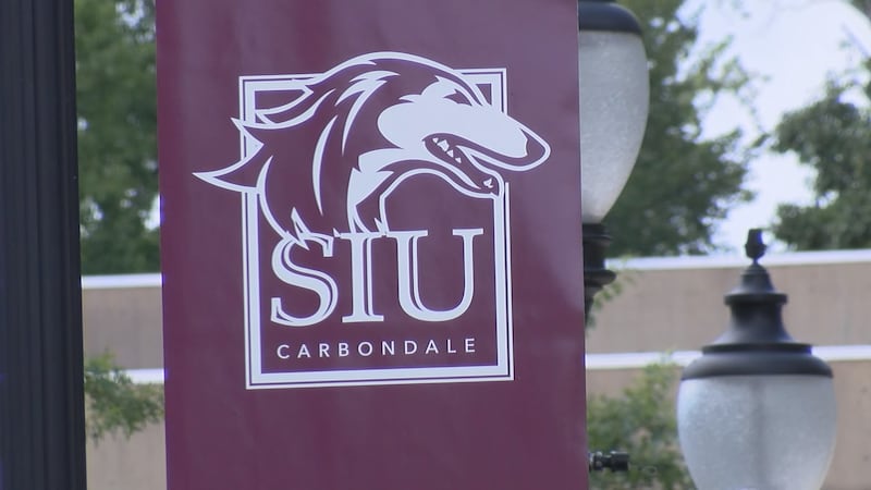 Más de 1500 estudiantes de la Universidad del Sur de Illinois en Carbondale se graduarán en la...