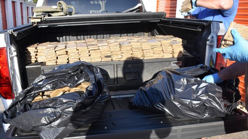 Acusan a hispano tras hallazgo de más de 300 libras de metanfetamina en una unidad de...