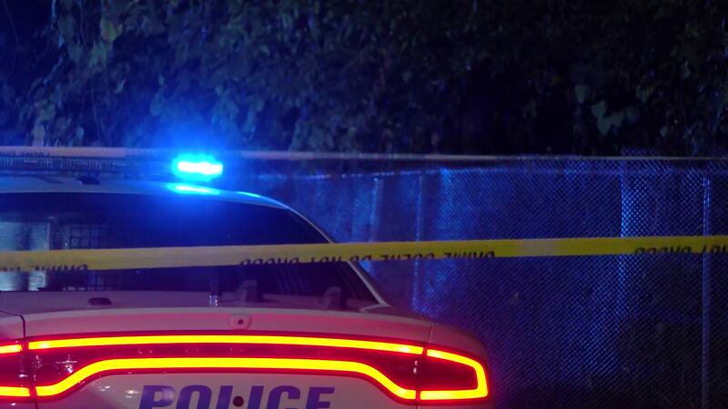 La policía está investigando después de que un vehículo fuera alcanzado por disparos en la...