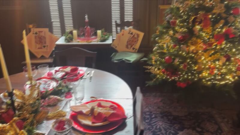 “Navidad a través del espejo hacia el pasado” (Christmas Through the Looking Glass to the...