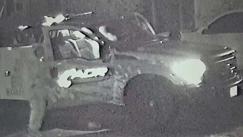 La policía está investigando múltiples denuncias de robos en vehículos y viviendas.