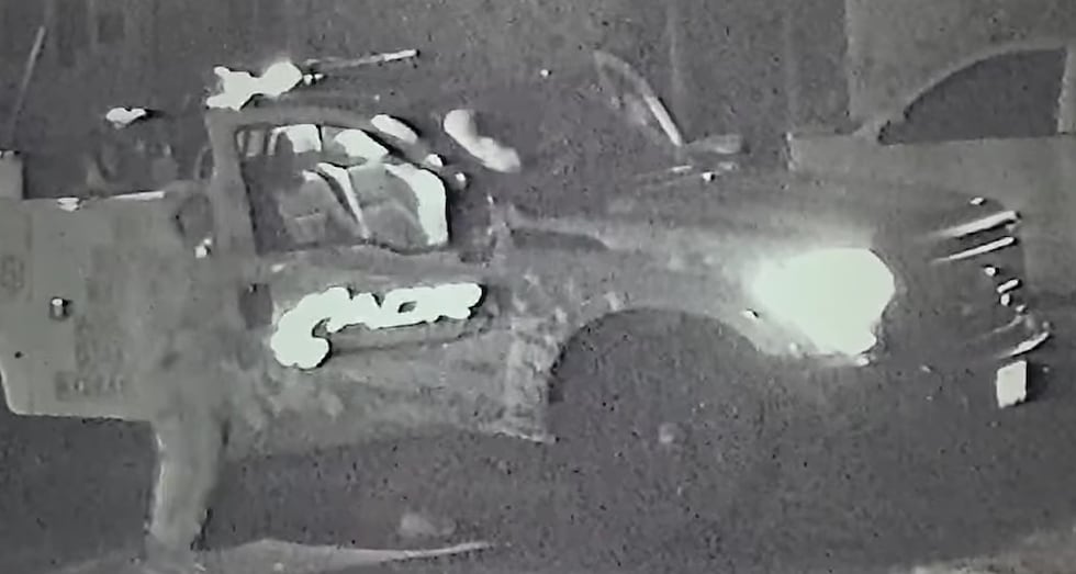 La policía está investigando múltiples denuncias de robos en vehículos y viviendas.