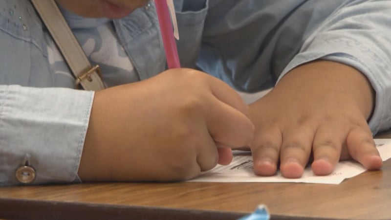 Se anima a los docentes y al personal escolar a solicitar subvenciones que puedan ayudar a los...