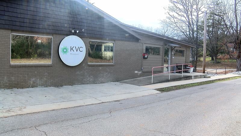 Después de perder a sus padres y enfrentarse a la falta de hogar con su hijo pequeño, una...