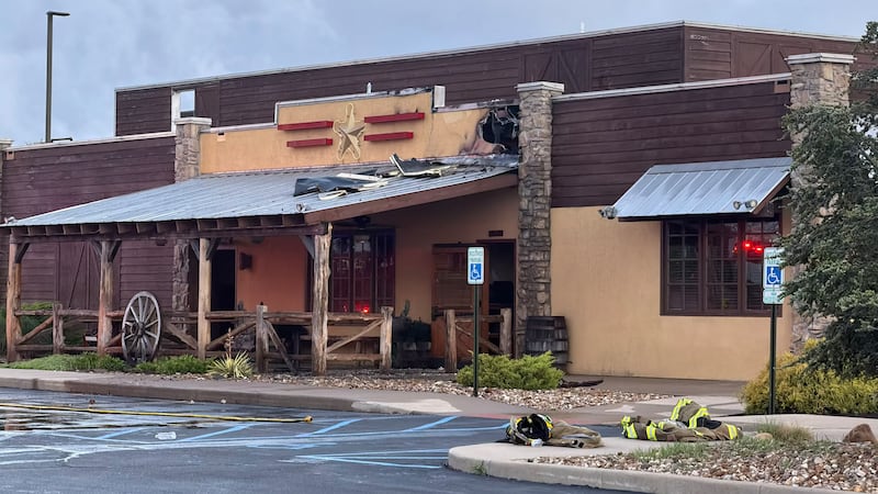 Los equipos están terminando de intervenir en el lugar del incendio de un restaurante en...