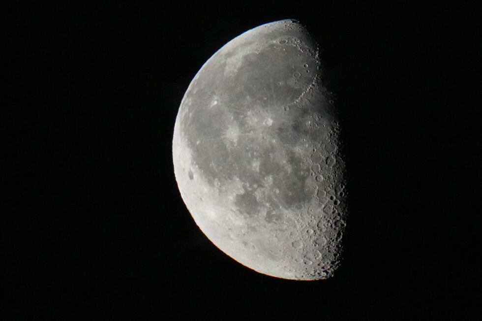 La Luna en cuarto menguante se observa en el cielo nocturno sobre Tallin, la capital de...