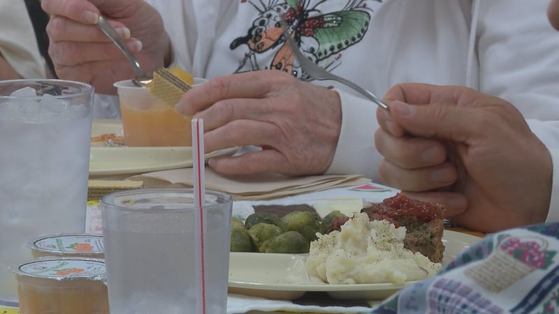 El centro sirve a 50 personas al día y distribuye 100 comidas congeladas cada semana a...