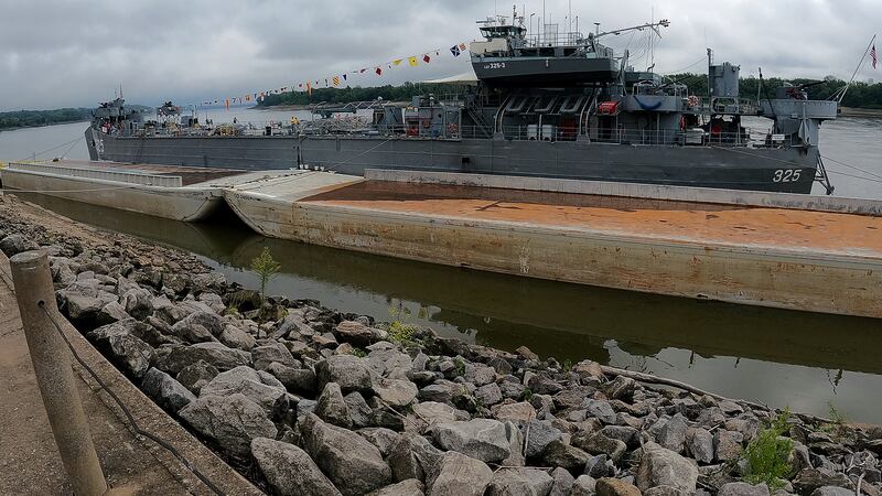 El USS LST Ship Memorial ha llegado al Riverfront Park de Cape Girardeau antes de las visitas...