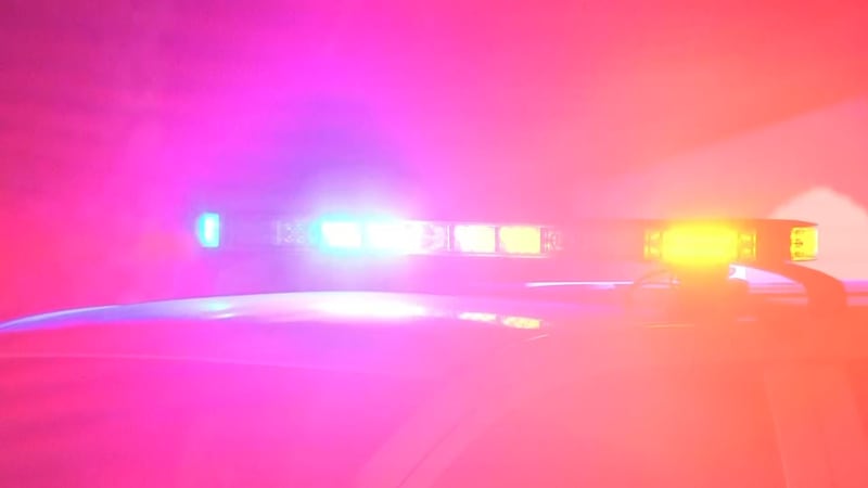 Los servicios de emergencia acudieron rápidamente al lugar de un accidente entre dos vehículos...