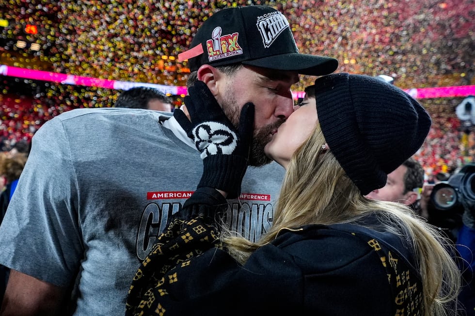 El tight end de los Chiefs de Kansas City, Travis Kelce, y Taylor Swift se besan tras el...