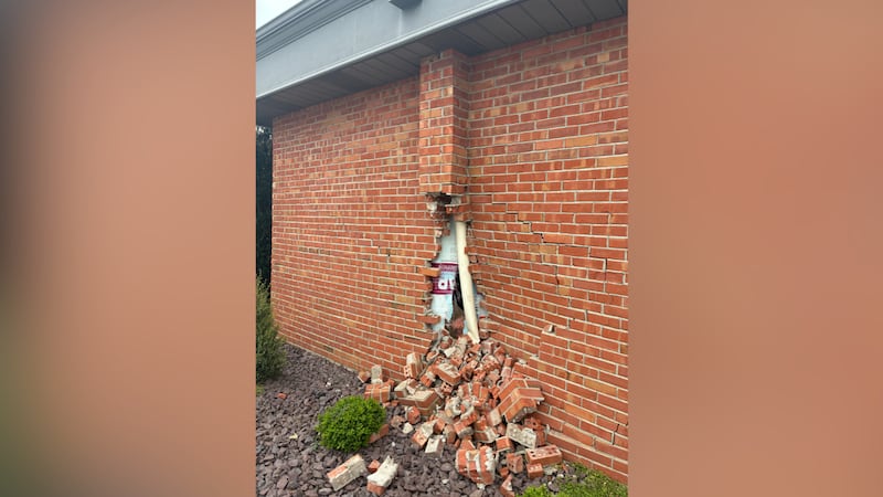 Según la policía, un coche se estrelló contra la consulta de un médico en Cape Girardeau el...