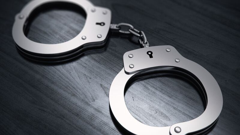 Douglas Wells de Carbondale, Illinois, se encuentra detenido acusado de agresión.