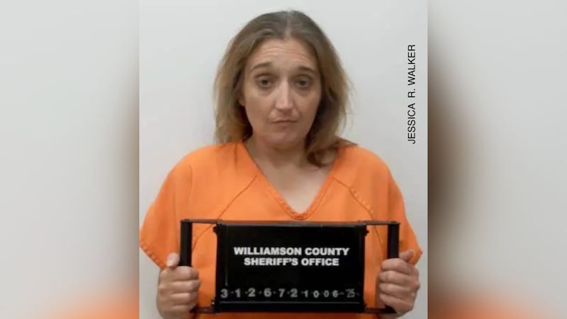 Jessica R. Walker fue citada por delito grave de posesión de un vehículo robado, delito grave...
