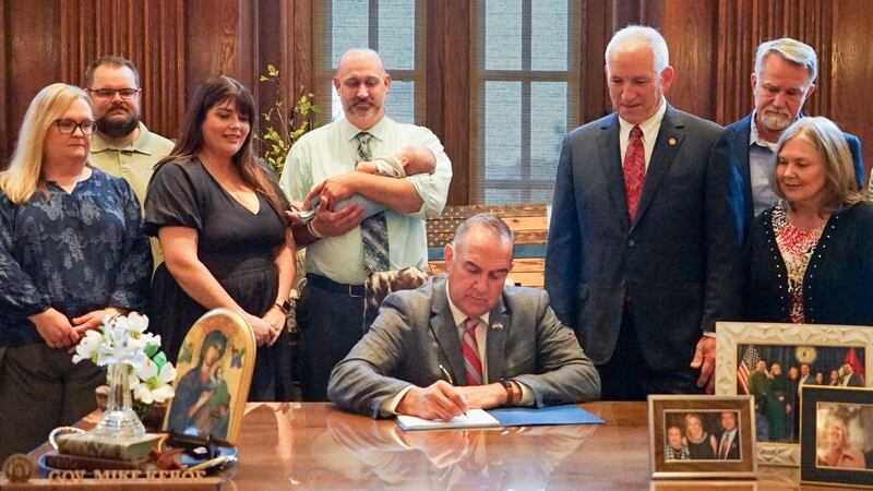 Familias del Condado de Cape Girardeau se unieron al gobernador del estado el miércoles en la...