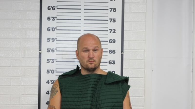 David L. McKnight, de 39 años, está en licencia administrativa especial sin goce de sueldo.