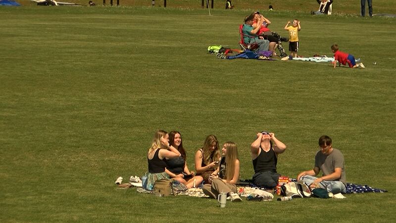 Miles de personas de todo el país viajaron a Perryville para vivir el eclipse solar total.