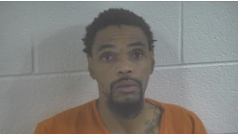 Un hombre de Bolivar, Tennessee, fue detenido en virtud de una orden de detención en la que se...