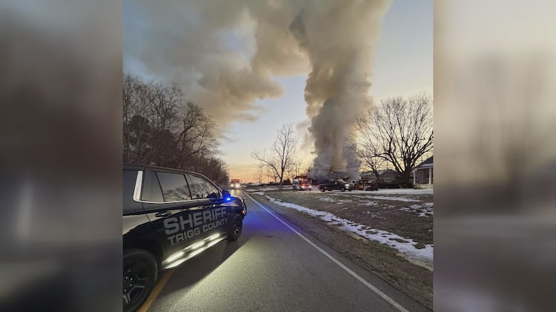 Una parte de la carretera U.S. 68-Business en el condado de Trigg, que se cerró mientras los...