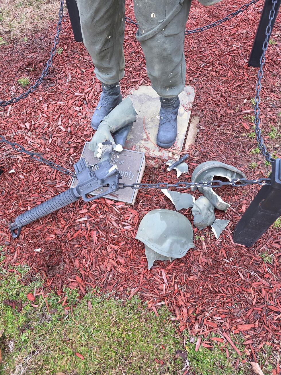 Dos adolescentes se enfrentan a cargos después de que los agentes descubrieran actos de...