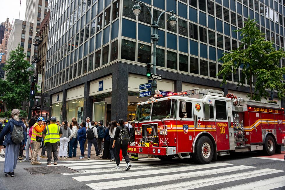 Un camión de bomberos aparcado en la intersección de la 3ª Avenida con la calle 42 Este...