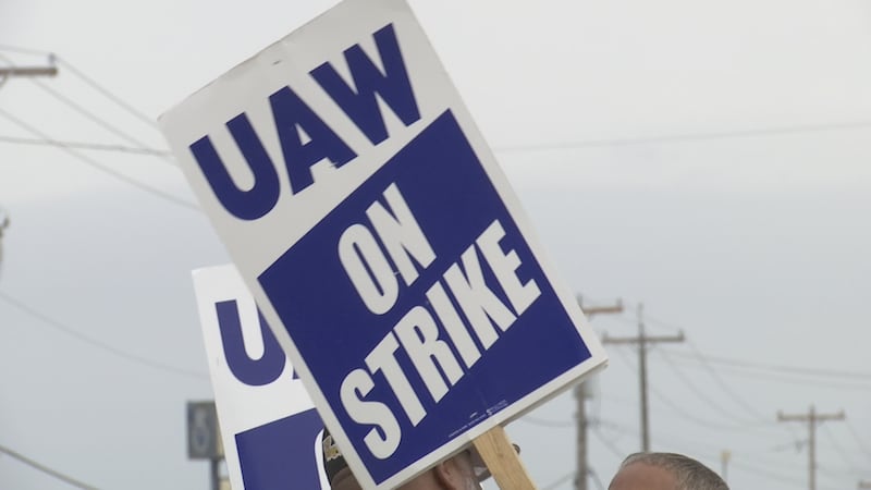 Más de 70 miembros de UAW en la fábrica de autopartes Faurecia en Dexter, MO están en huelga...