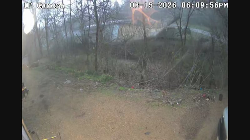 El espectador Trenton Beck nos envió un vídeo de los daños causados por el viento en Marquand,...