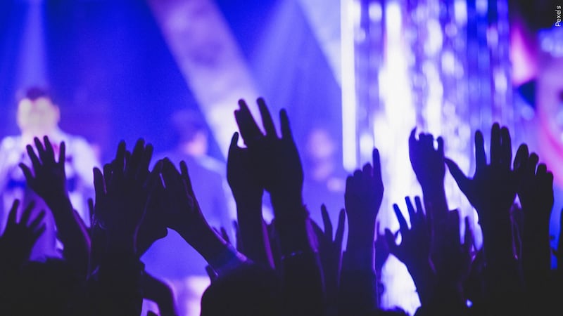 Una asociación cristiana juvenil sin ánimo de lucro tiene previsto organizar un concierto y un...