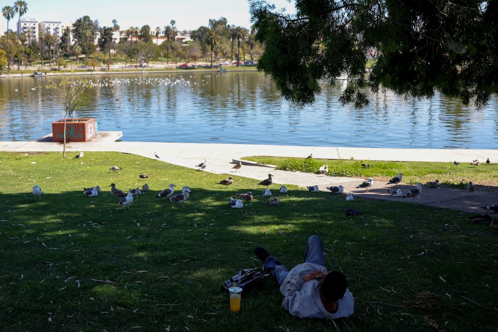 ARCHIVO - Un hombre descansa a la sombra durante un día caluroso en MacArthur Park, el 12 de...