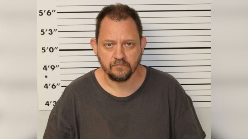 La policía dice que detuvo a 46 años de edad, Jason Hicks-Simpson el miércoles, 20 de marzo.