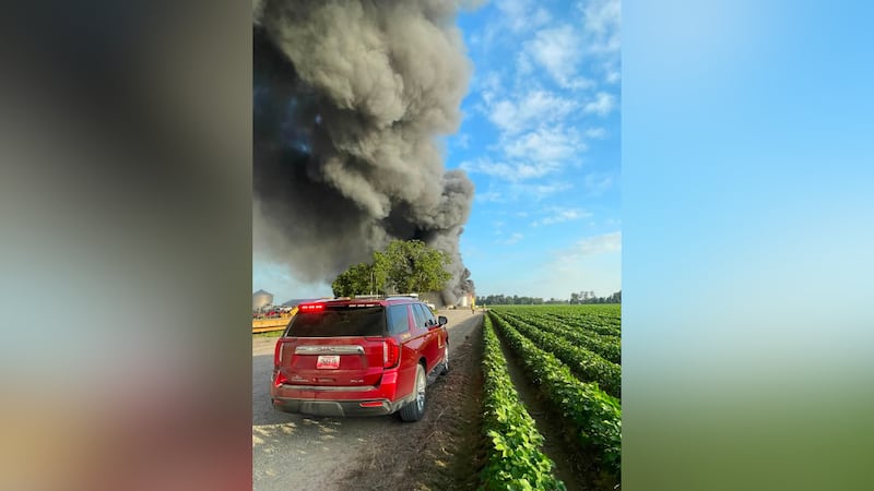 Un incendio en un edificio del sureste de Missouri se podía ver a varias millas de distancia,...