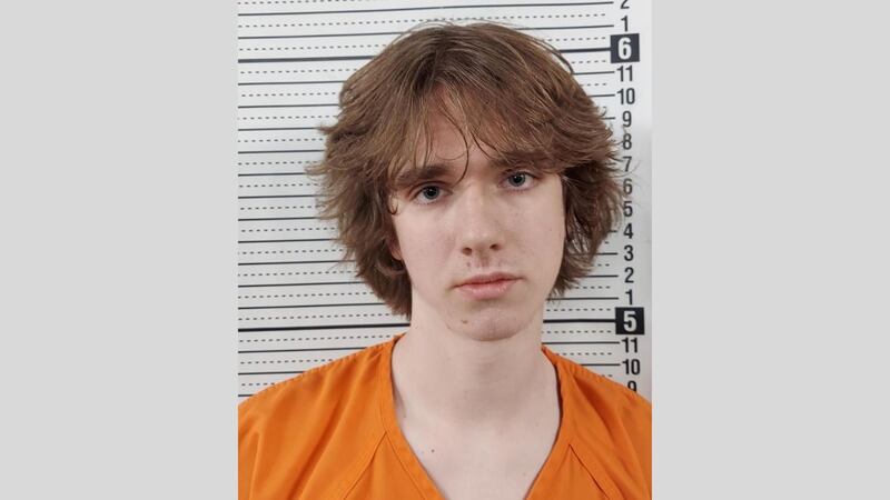 Ethan Carlyle, 18, se enfrenta a más de una docena de cargos por delitos graves después de un...