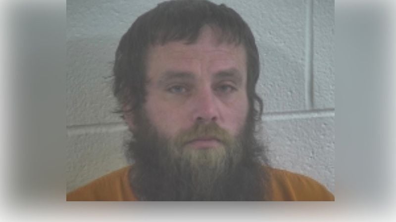 Bradley Frost, 32, de Hazel, Kentucky, se enfrenta a varios cargos tras chocar presuntamente...