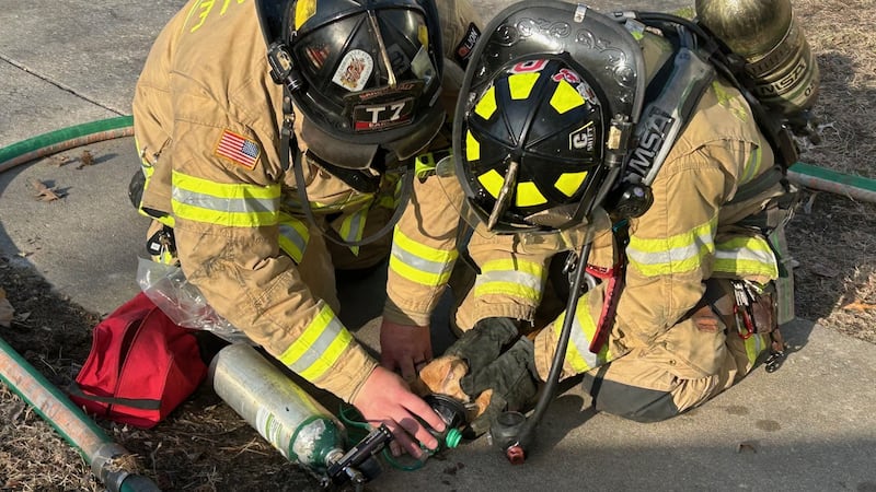 Los bomberos acudieron a un incendio en un edificio de apartamentos de Carbondale el jueves 26...