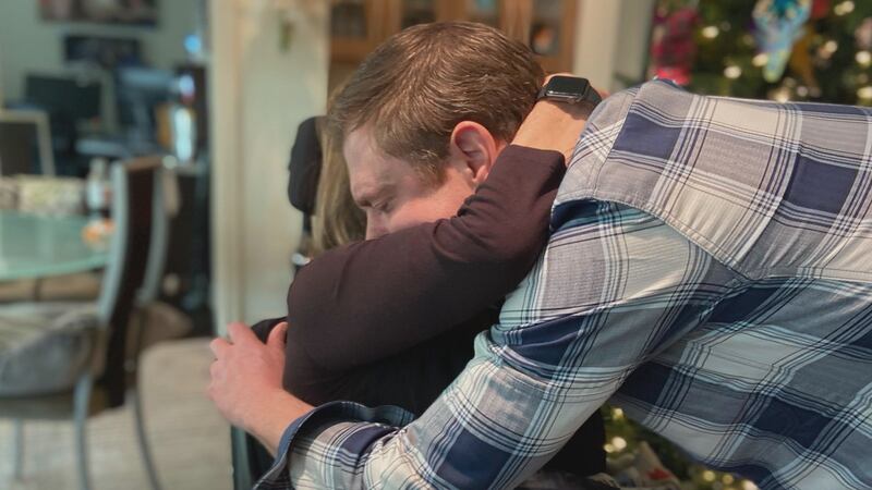 Aaron Teitelbaum abraza a su madre, Marilyn Teitelbaum, el 25 de diciembre de 2022. Marilyn...