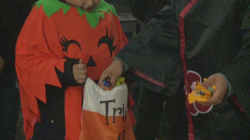 Asegúrate de llevar un abrigo cuando salgas por la puerta.