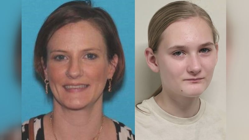 Se ha emitido una alerta de persona en peligro para Lilly Watkins (izquierda), de 16 años,...