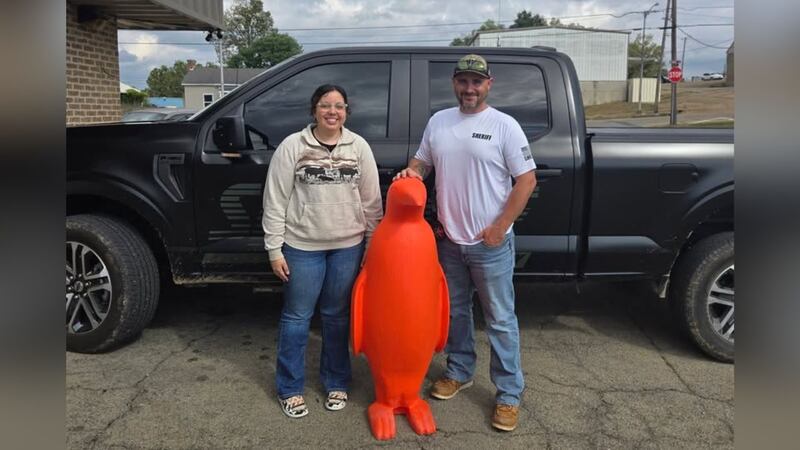 Una estatua de pingüino robada de un hotel-museo en St. Louis fue recuperada en el condado de...