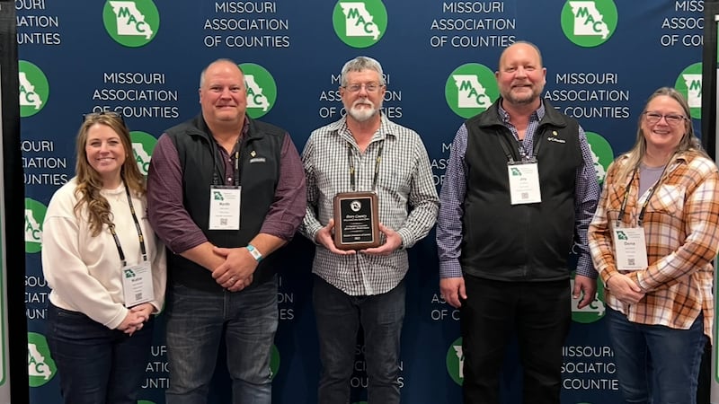 El comisionado presidente Mike Sauer, el comisionado asociado del Distrito 1 Jay Wengert, el...