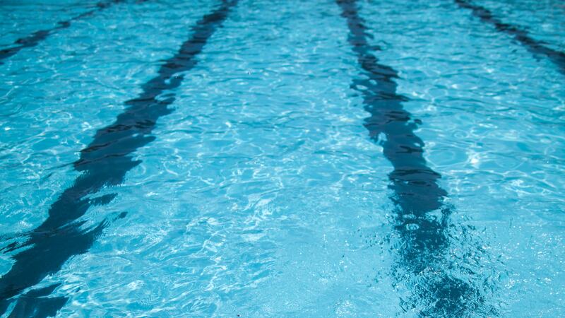 ARCHIVO - Niños se refrescan en la piscina Hamilton Fish, el 18 de julio de 2017, en el barrio...