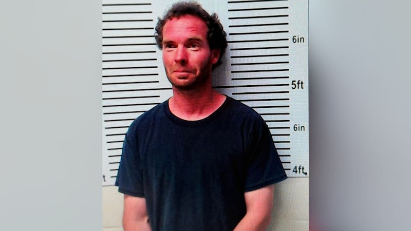 Todd Griffin es buscado por presuntos delitos de agresión doméstica agravada, daños a la...