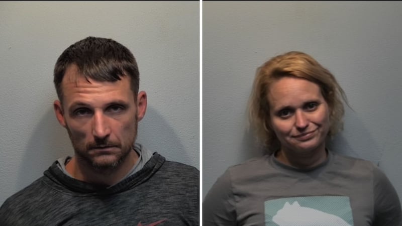 Justin Metcalf (izquierda) fue arrestado tras intentar huir de un control de tráfico en...