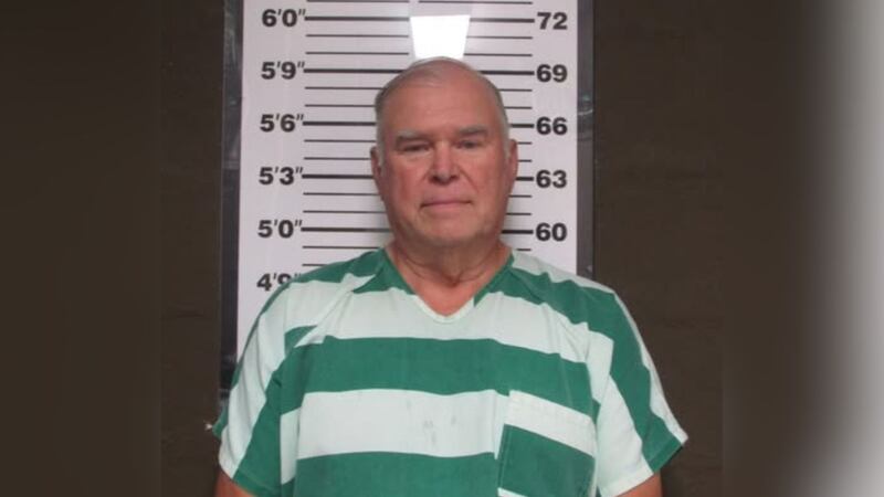 De acuerdo a los records de la corte en la red, Elzie Rhodes fue acusado de abusar sexualmente...
