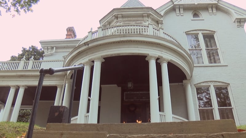 De 5 a 7 p.m. el viernes, 31 de octubre, familias podran ir a hacer dulce o truco y mirar los...